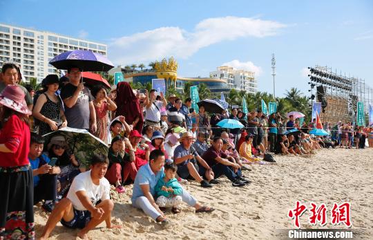 2018海南亲水运动季之大东海摩托艇精英邀请赛12月14日在三亚大东海开赛。比赛吸引了众多市民游客在沙滩上围观。　王晓斌 摄