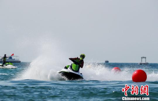 2018海南亲水运动季之大东海摩托艇精英邀请赛12月14日在三亚大东海开赛。　赛事组委会供图 摄