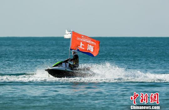 比赛吸引了来自北京、上海、雄安、三亚等地的18名摩托艇运动员参赛。　赛事组委会供图 摄