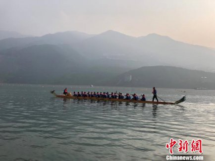 湖北省12支龙舟队挥桨竞渡