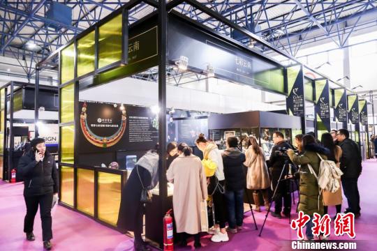 2018中国国际珠宝展正在北京中国国际展览中心举行——“彩云之南”展区。中宝协