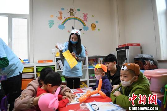 中国首家综合医院儿童医疗游戏辅助基地落户长春 张瑶 摄