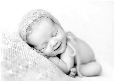 睡着还偷笑 宝宝是在做梦