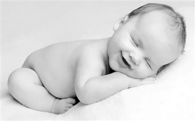 睡着还偷笑 宝宝是在做梦吗？