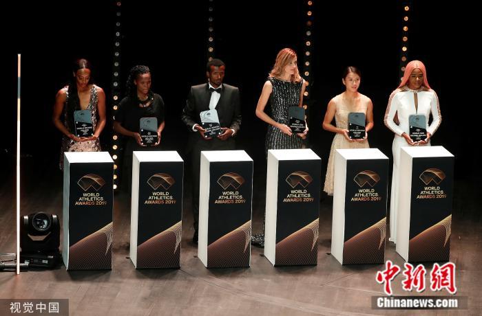 2019年国际田联年度颁奖典礼在摩洛哥举行，刘虹领取纪念奖牌。 图片来源：视觉中国