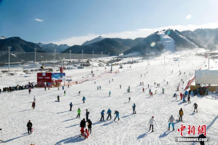 11月16日，新疆乌鲁木齐市迎来一场降雪天气，该市南郊山区一滑雪场正式迎客，众多滑雪爱好者趋之若鹜，前往雪场挥汗畅滑。随着几场降雪天气，气温逐步降低，乌鲁木齐迎来新雪季，通过前期的人工造雪过程，该市周边滑雪场陆续迎客。记者 刘新 摄