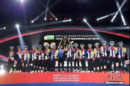 5月26日，中国队3:0完胜强敌日本，第11次捧起象征着世界羽坛最强战队的苏迪曼杯。图为颁奖仪式。记者 俞靖 摄