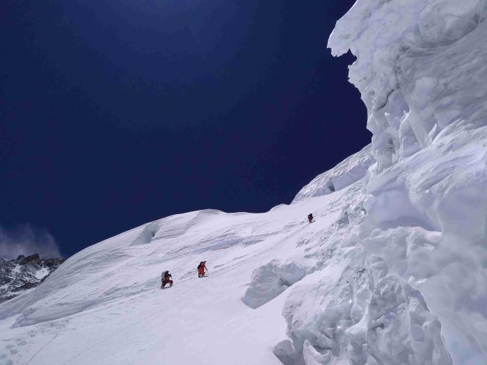 目前，北坳冰壁上存在流雪风险 图/巴桑塔曲(图片来源：中国登山协会)