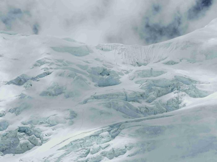 修路队员及运输队员在北坳冰壁上前行 图/次落(图片来源：中国登山协会)