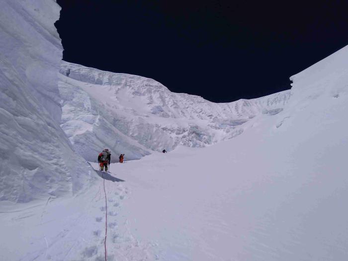 6名修路队员重新固定了铺设在北坳冰壁上的路绳 图/巴桑塔曲(图片来源：中国登山协会)