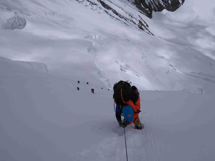 运输队员攀爬北坳冰壁 图/巴桑塔曲(图片来源：中国登山协会)