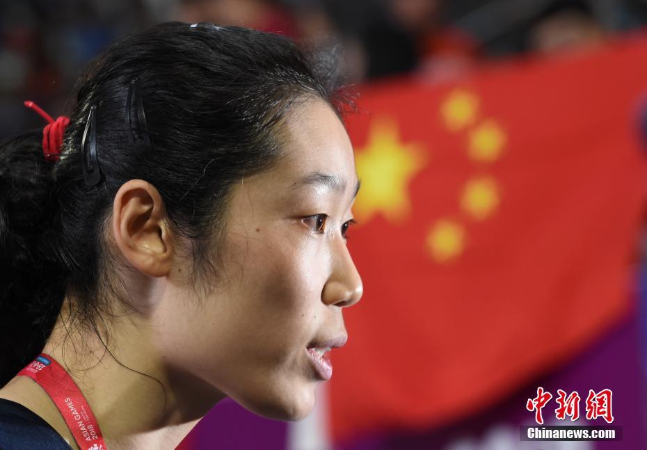 资料图：2018年9月1日，2018年雅加达亚运会女排决赛，中国女排迎战首次闯入亚运会决赛的泰国女排。中国女排以3-0横扫泰国女排夺冠，三局比分为25-19、25-17和25-13，这是中国女排亚运会第8个冠军。图为中国队队长朱婷在赛后接受采访。记者 侯宇 摄
