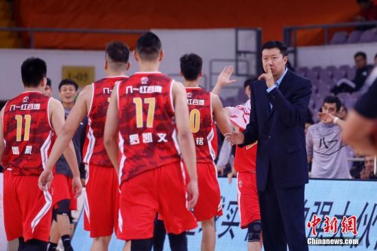 10月28日，在2018-2019赛季中国男子篮球职业联赛(CBA)第四轮比赛中，北京农商银行队主场110比115负于八一南昌队。图为八一南昌队主教练王治郅(右一)在比赛中。记者 韩海丹 摄
