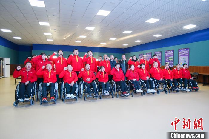 轮椅冰壶队员鼓气加油，备战北京冬残奥会。　吕品 摄