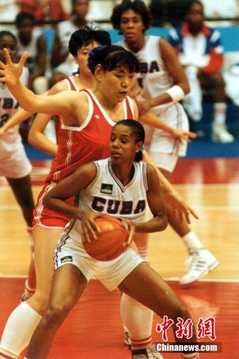 1992年8月5日晚，以郑海霞为主力中锋的中国女篮战胜古巴队，进入巴塞罗那奥运会女篮决赛。记者 赵伟 摄