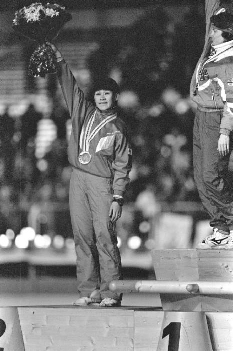 1992年2月10日，叶乔波在颁奖仪式上。1992年，第16届冬奥会在法国阿尔贝维尔举行，叶乔波连夺女子速滑500米和1000米两枚银牌，终结了中国冬奥会无奖牌的历史。　新华社记者李根兴摄