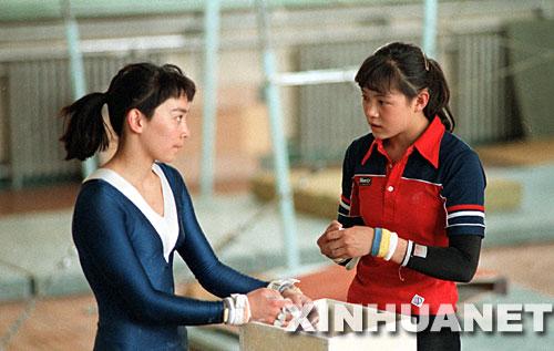 1984年6月，即将参加第23届奥运会的马燕红(左)和吴佳妮在训练间隙交谈。(资料照片) 新华社记者胡越摄