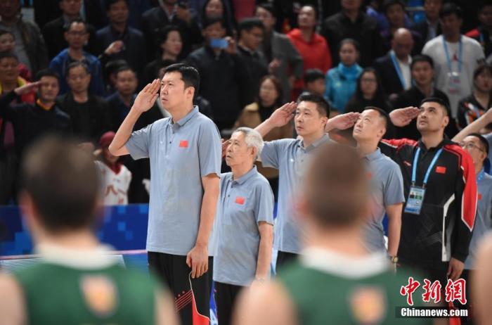 中国八一男篮主教练王治郅(左一)行军礼。记者 侯宇 摄