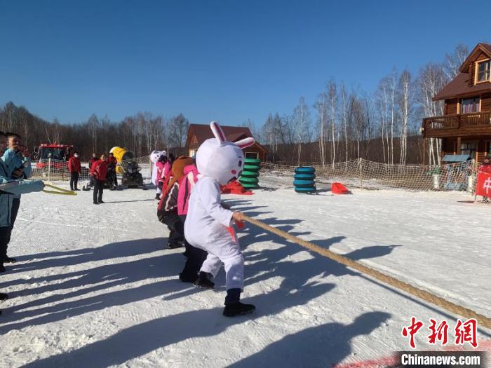 游人在中国最北滑雪场体验拔河活动。(王景阳 摄) 姜辉 摄