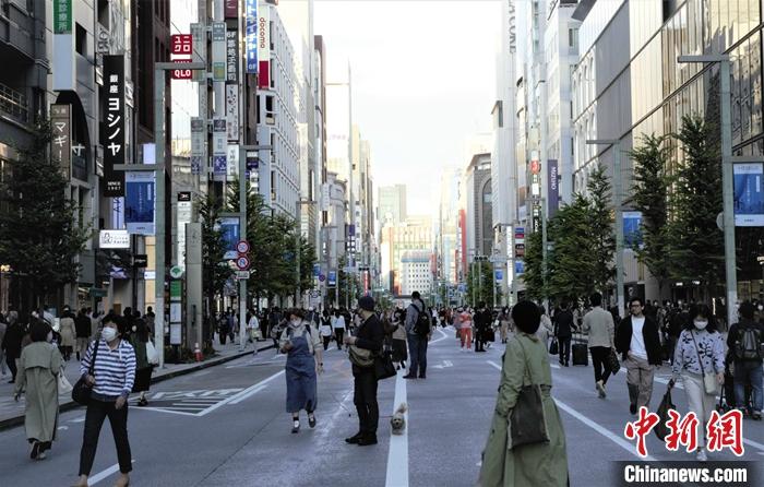 当地时间10月24日，日本东京都面向东京都居民正式推出都内旅行补贴活动。图为东京逛街的民众。
记者 吕少威 摄