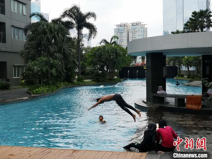 图为印尼首都雅加达市中心一小区泳池，市民在游泳嬉戏。
记者 林永传 摄