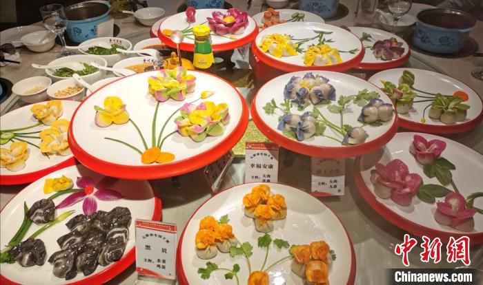 每桌“七彩饺子宴”都可根据食客的口味，“私人定制”馅料。图为共12盘的饺子宴。　闫姣 摄