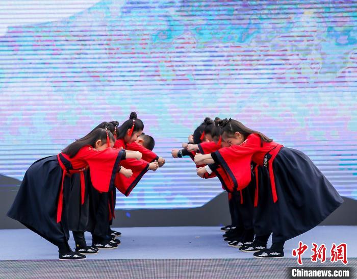 本届登高节将重阳这一传统节庆打造成了融文化性、时尚感和国际化的全龄户外文体盛事。南京旅游集团供图