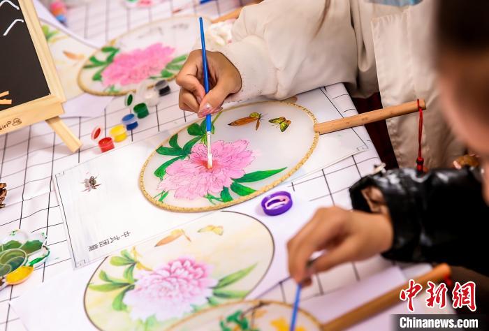 不少参与者和家人一起勾画水墨扇面，缝制茱萸香囊，感受登高、揽江、品文化的妙趣。南京旅游集团供图