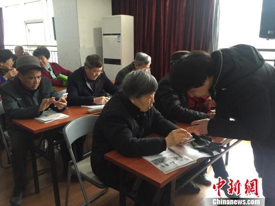 资料图：某“手机课堂”教学现场，老人正在学习。　林波 摄