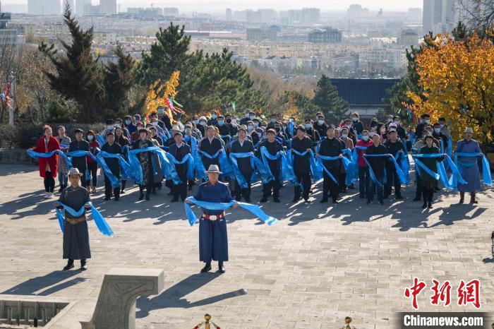 25日上午，身着崭新蒙古袍的民众来到内蒙古自治区成吉思汗庙参与成吉思汗年祭大典。图为祭祀现场。　纪大伟 摄